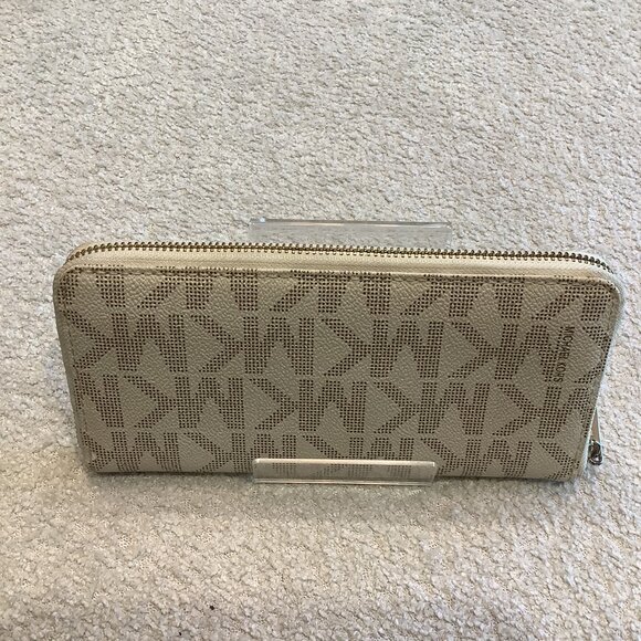 Pretty Michael Kors White Zip Around Wallet - Picture 2 of 5